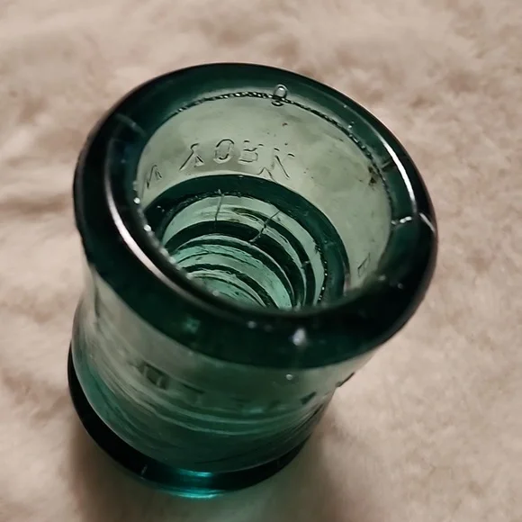 VINTAGE  SWIRLED  BROOKFIELD  HOOPSKIRT GLASS INSULATOR  GREEN  AQUA. - Picture 6 of 6